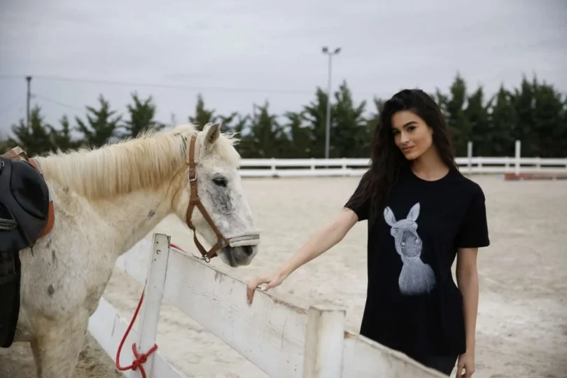 Donkey Love T-shirt 2056 - Image 2